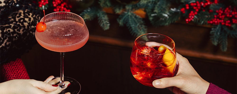 Twee cocktails in een kerst sfeer, gezellige bar